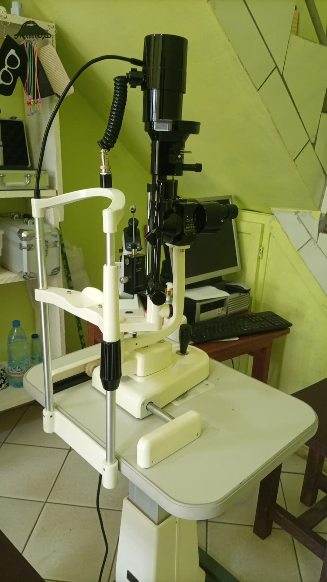 Un appareil d'examen des yeux à la clinique