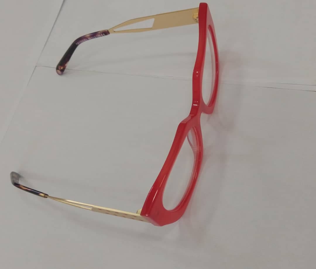 Red cat-eye, gold temples