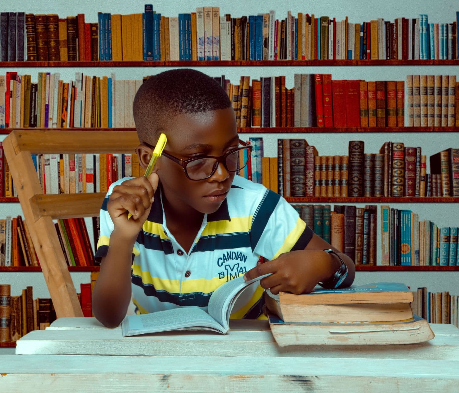 Un garçon portant des lunettes en train de lire