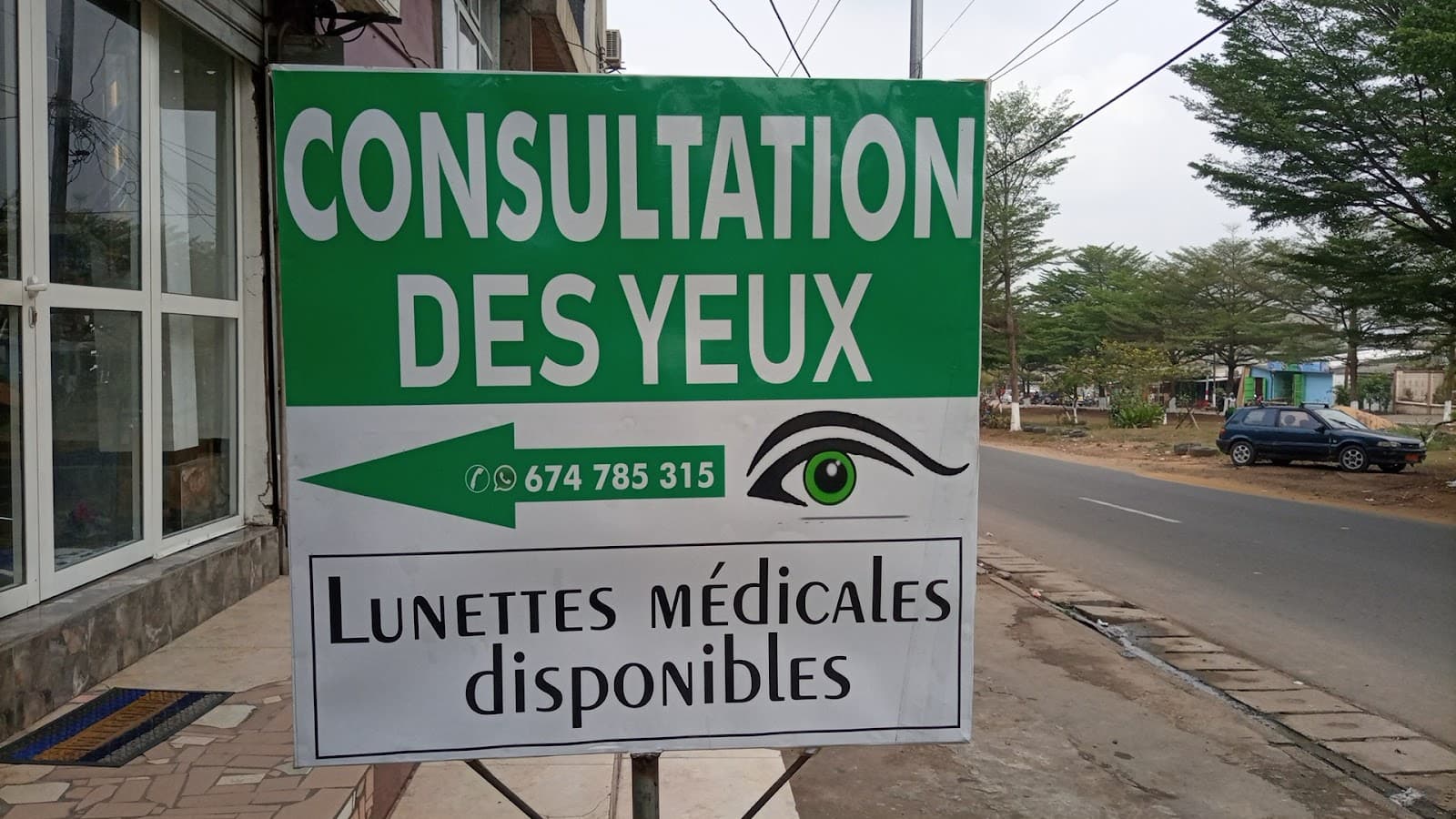 The green "Consultation des yeux" sign on the roadside